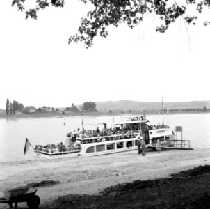 Rondvaartboot Lindenwirtin aan de rijnkade nabij Bonn, Bestanddeelnr 254-1800