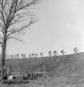 Ronde van Noord Holland , de wielrenners in een typisch West Fries landschap, Bestanddeelnr 917-6064