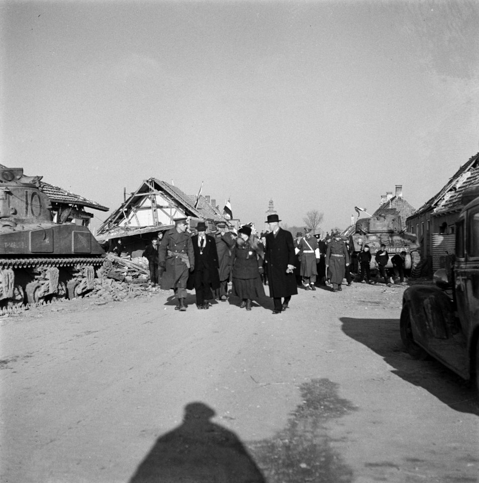 Rondreis Zeeland. Koningin Wilhelmina loopt met de commissaris der koningin jhr., Bestanddeelnr 900-4074