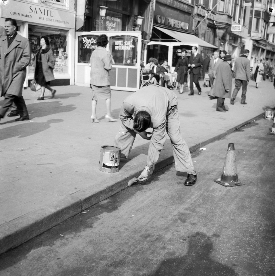 Roodschilderen trottoirbanden in Amsterdam, Bestanddeelnr 912-1923