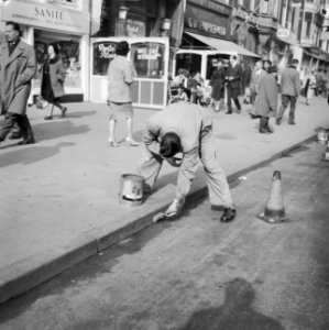 Roodschilderen trottoirbanden in Amsterdam, Bestanddeelnr 912-1923