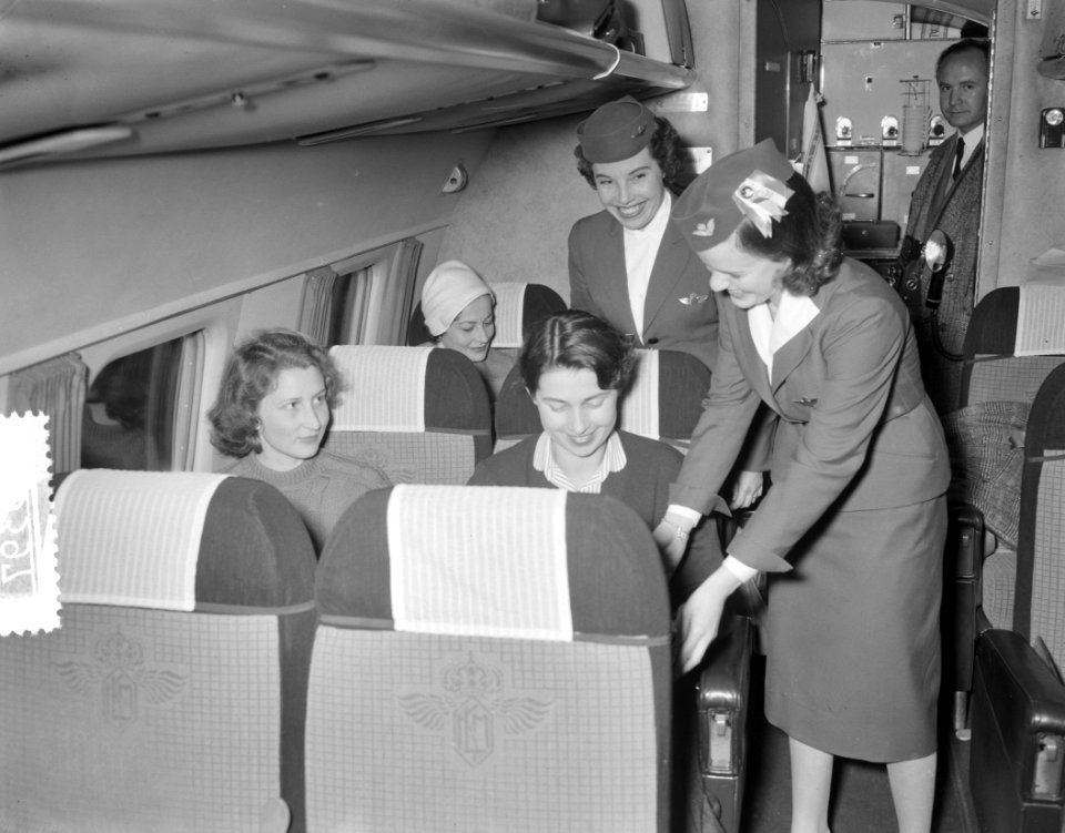 Rosette Tonicello een dag stewardess KLM, aankomst Schiphol, Bestanddeelnr 908-3397