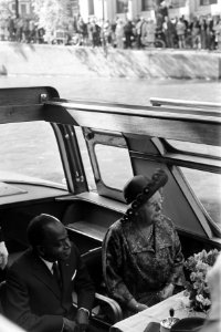Rondvaart van koningin Juliana en burgemeester Samkalden met president Houphouët, Bestanddeelnr 923-5671