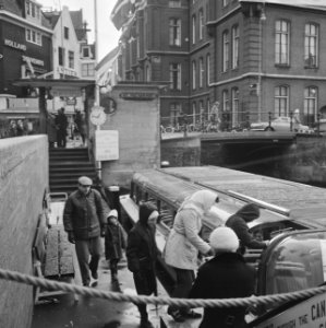 Rondvaartboten (Amsterdam) aan steiger, Bestanddeelnr 923-3889