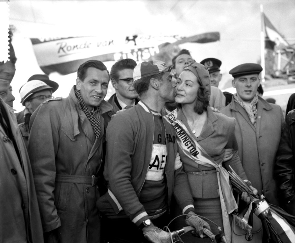 Ronde van Nederland Aankomst in Arnhem Winnaar Rik van Looy (BelgieFaema) wo, Bestanddeelnr 908-5588