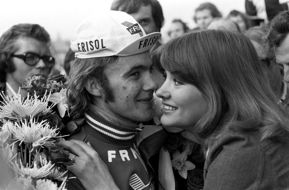 Ronde van Noord Holland winnaar Theo Smit (l) krijgt zoen van Miss Europe 1973, Bestanddeelnr 927-1118