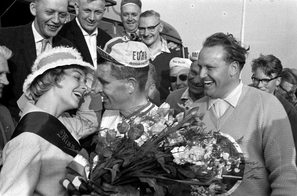 Ronde van Nederland Eerste etappe Amsterdam Heerenveen, bij de finish krijgt Ro, Bestanddeelnr 911-2404