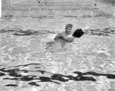 Ronnie Kroon met onderwatercamera, Kroon met camera, Bestanddeelnr 919-4623