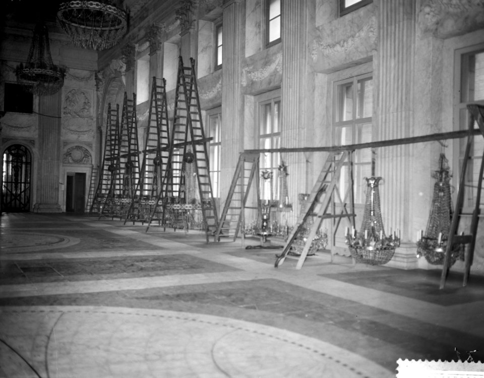 Restauratie Koninklijk Paleis te Amsterdam, kroonluchte in de burgerzaal worden , Bestanddeelnr 911-1509