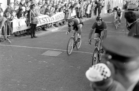 Ronde van Noord-Holland, winnaar Wim Dubois in de bloemen, Bestanddeelnr 920-1993