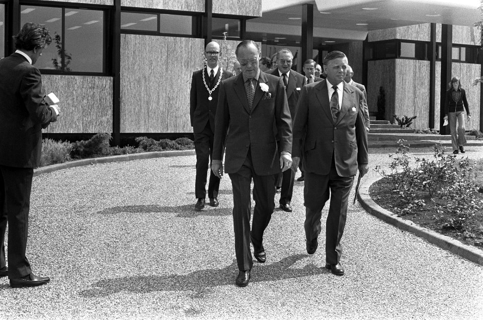 Rondleiding voor prins Bernhard, links achter hem met ambtsketting burgemeester , Bestanddeelnr 927-9939