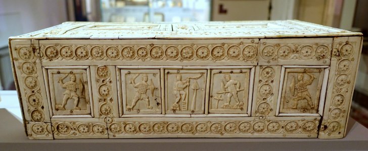 Rosette casket with Battle Scenes, Animals, and Mythical Creatures, view 2, Eastern Roman Empire, 12th century, ivory - Bode-Museum - DSC03515