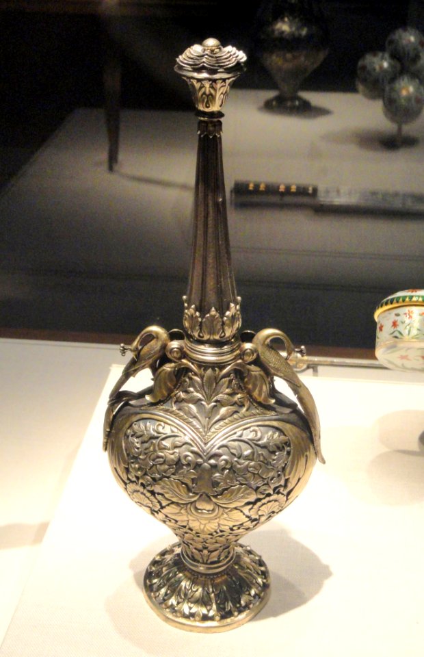 Rosewater sprinkler, Mughal dynasty, c. 1700, India, silver and gilt silver - Freer Gallery of Art - DSC05183