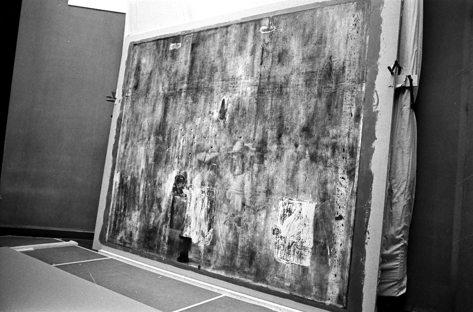Restauratie Nachtwacht voorkant schilderij, vol met papierresten, Bestanddeelnr 928-2443