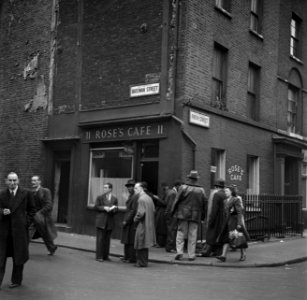 Roses Cafe in Soho, een café voor helers op de hoek van Frithstreet en Batemanst, Bestanddeelnr 191-1005