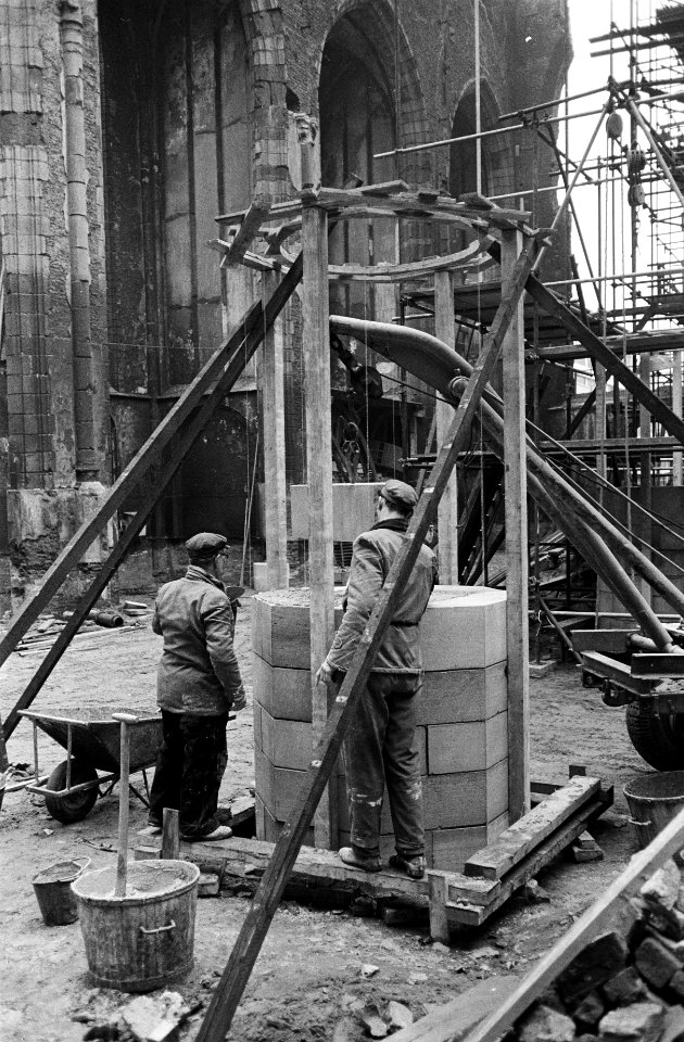 Restauratie St Laurenskerk te Rotterdam, arbeiders in kerk bezig met het plaats, Bestanddeelnr 915-9246