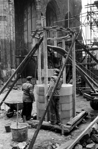Restauratie St Laurenskerk te Rotterdam, arbeiders in kerk bezig met het plaats, Bestanddeelnr 915-9246