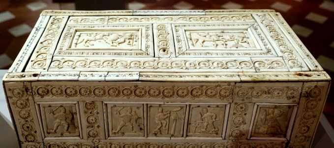 Rosette casket with Battle Scenes, Animals, and Mythical Creatures, view 1, Eastern Roman Empire, 12th century, ivory - Bode-Museum - DSC03516