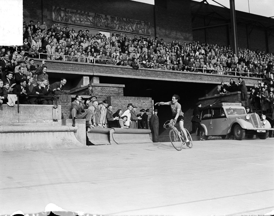 Ronde van Nederland in Olympisch Stadion. Van Beek etappewinnaar, komt de wiele…, Bestanddeelnr 903-3775