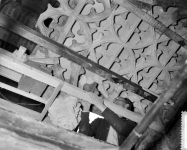 Restauratie oude kerk te Amsterdam, restauratie werkzaamheden in het gewelf van , Bestanddeelnr 910-2722