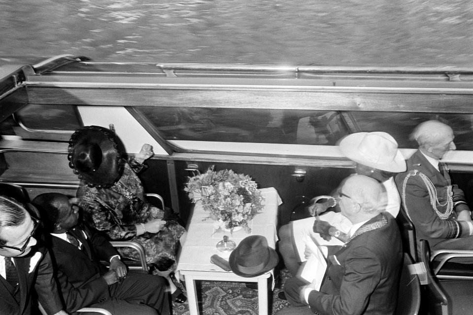 Rondvaart met koningin Juliana, burgemeester Samkalden en president Houphouët-Bo, Bestanddeelnr 923-5664