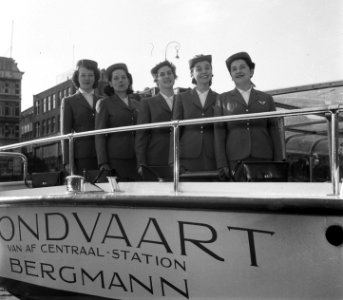 Rondvaartstewardessen bij Bergmann, Bestanddeelnr 905-0460
