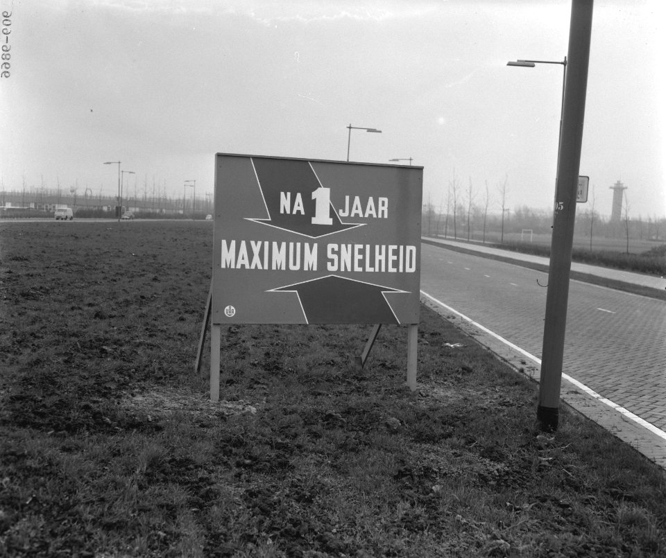 Resultaat van de snelheidsbeperking wordt met borden bekend gemaakt te Rotterdam, Bestanddeelnr 909-9866