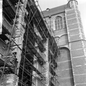 Restauratie St. Laurenskerk te Rotterdam, slechte staat van buitenmuren, Bestanddeelnr 917-5104