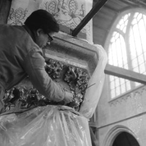 Restauratie Oude Kerk aan het Oudekerksplein, de restaurateur aan het werk, Bestanddeelnr 917-6443