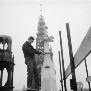 Restauratie Oude Kerk Man werkt aan torentje, Bestanddeelnr 913-1686