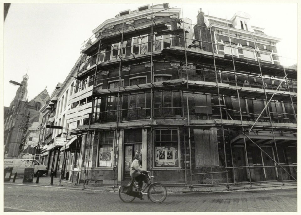 Restauratie van de Coninckshoek, Grote Markt, hoek Koningstraat. NL-HlmNHA 54032197