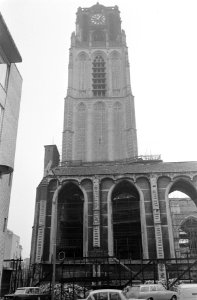 Restauratie St Laurenskerk te Rotterdam, nr 30, 31 kerk zuidzijde, nr 32, 33 , Bestanddeelnr 915-9253