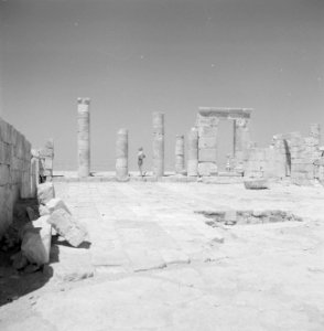 Resten van de oude stad Avdat een poort, zuilen en een bezoekster, Bestanddeelnr 255-3335