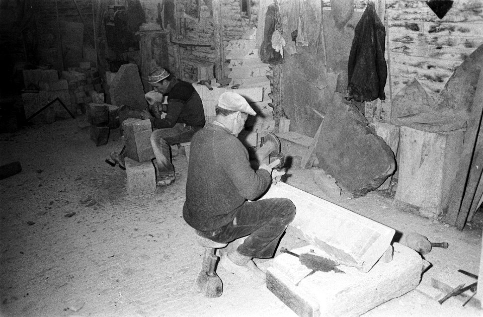 Restauratie St Laurenskerk te Rotterdam, nr 27, 28, 2 steenhouwers atelier, Bestanddeelnr 915-9250