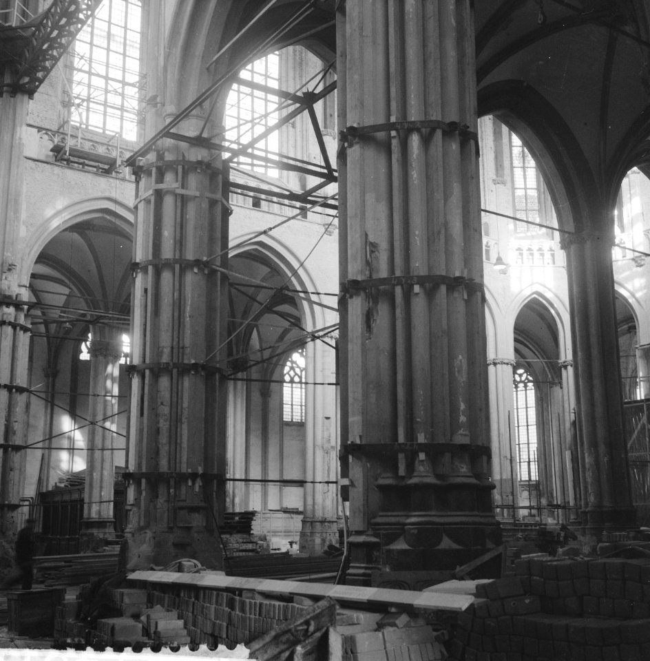 Restauratie Nieuwe kerk te Amsterdam, de bogen van het middenschip worden onder , Bestanddeelnr 911-7461