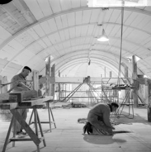 Restauratie Nederlands-Hervormde kerk te Krommenie, restaurateurs aan het werk, Bestanddeelnr 917-6578