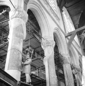 Restauratie Oude Kerk aan het Oudekerksplein, de restaurateur aan het werk, Bestanddeelnr 917-6442