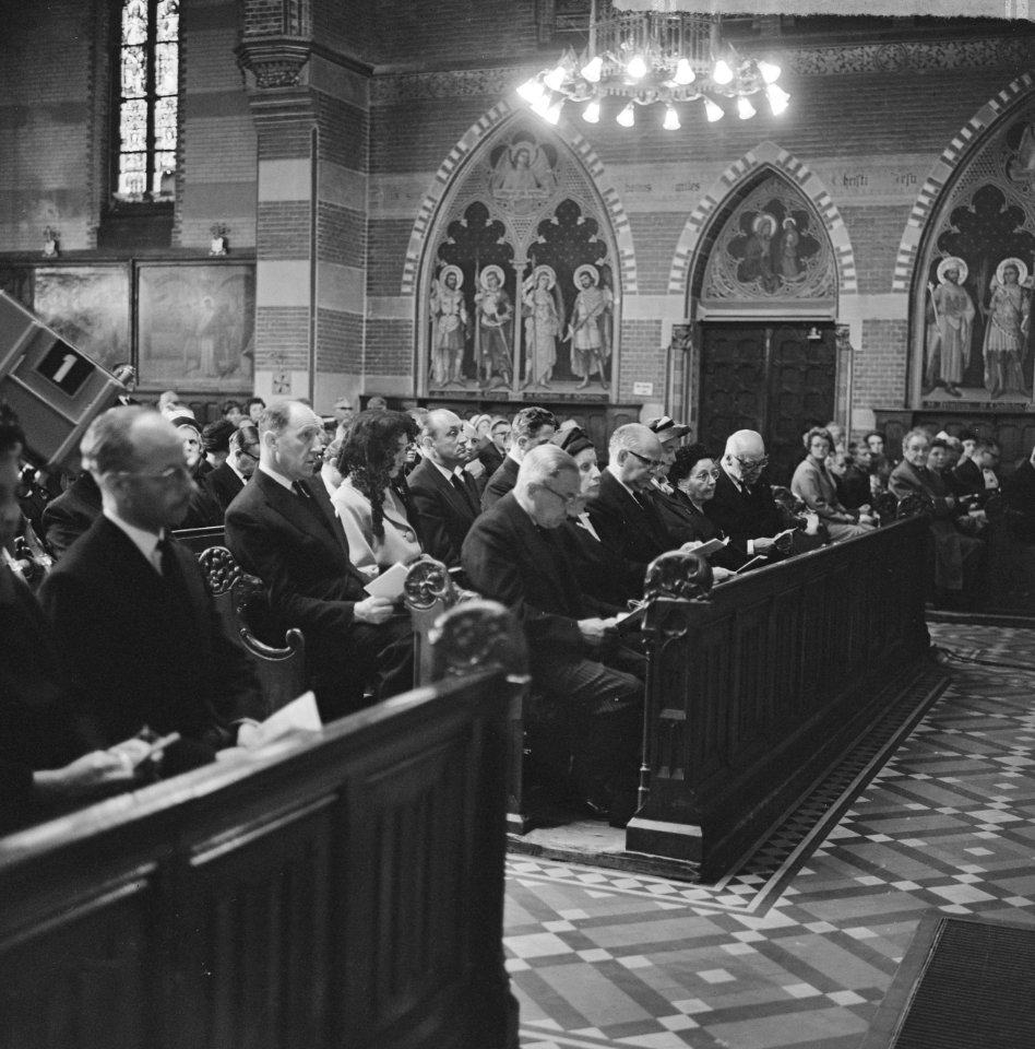 Requiemmis voor oveleden Paus in de St Jacobskerk in Den Haag Overzicht van d, Bestanddeelnr 915-2536