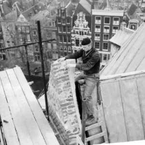 Restauratie Oude Kerk Man werkt aan torentje, Bestanddeelnr 913-1685