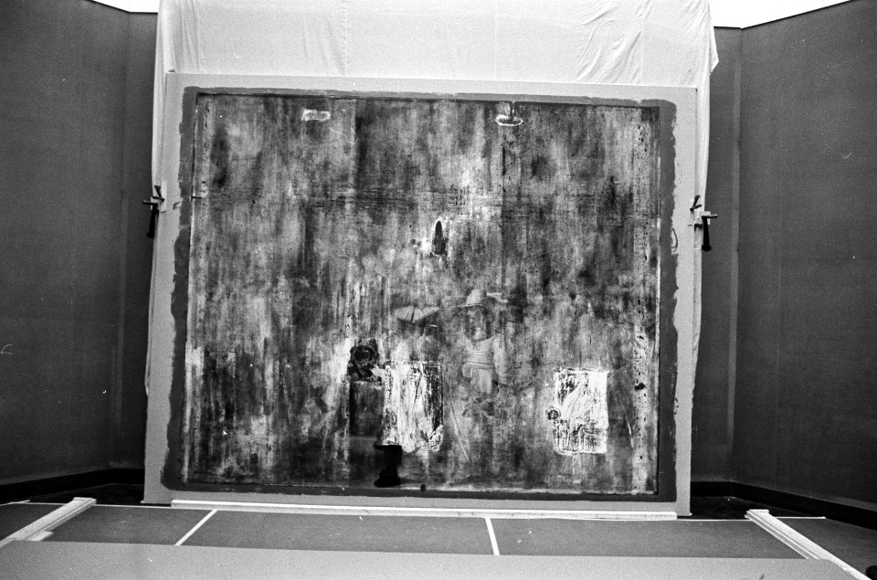 Restauratie Nachtwacht voorkant schilderij, vol met papierresten, Bestanddeelnr 928-2442