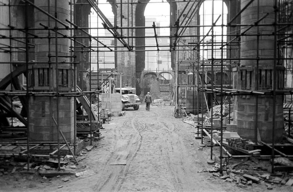 Restauratie St Laurenskerk te Rotterdam, nr 15, 16, 1 doorkijk naar middenschi, Bestanddeelnr 915-9251