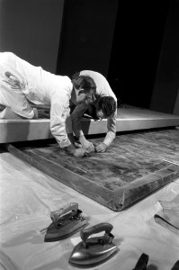 Restauratie Nachtwacht in Rijksmuseum hoofdrestaurator Kuiper (links) en tweede, Bestanddeelnr 928-1897