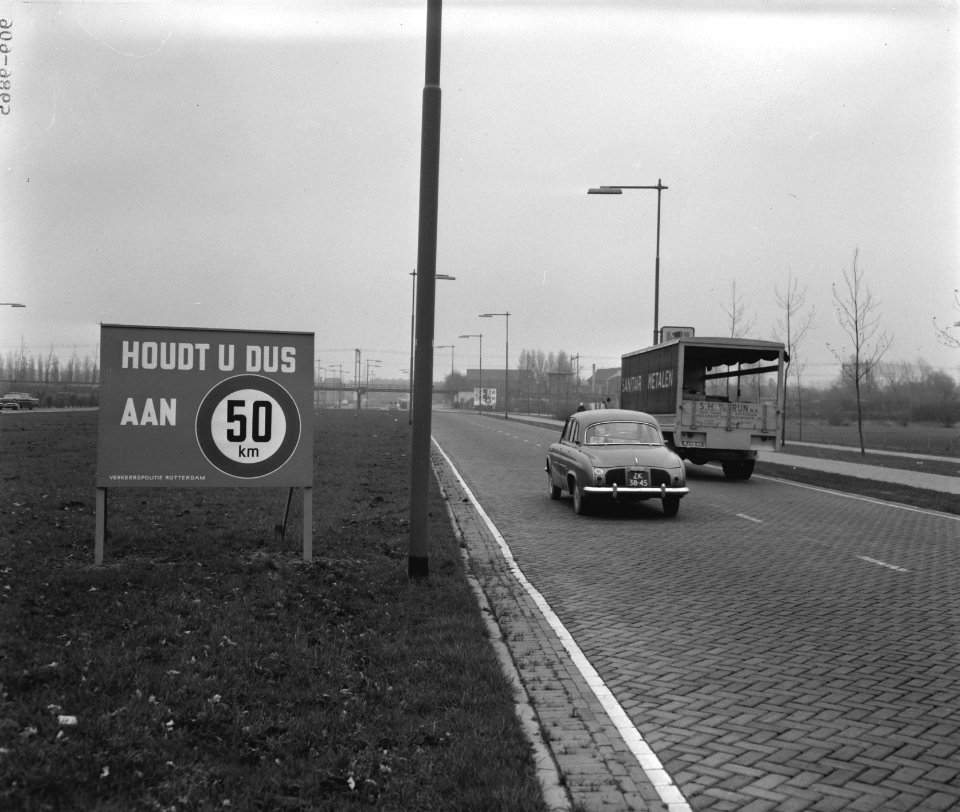 Resultaat van de snelheidsbeperking wordt met borden bekend gemaakt te Rotterdam, Bestanddeelnr 909-9865