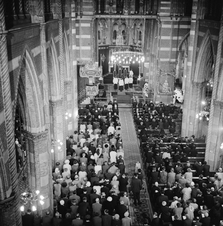 Requiemmis voor oveleden Paus in de St Jacobskerk in Den Haag Overzicht van d, Bestanddeelnr 915-2532