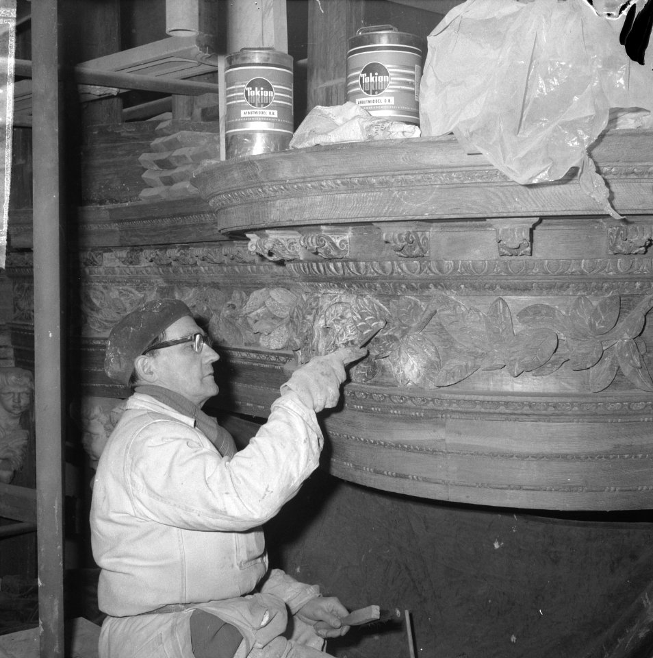 Restauratie in de Nieuwe Kerk op de Dam, een schilder aan het werk, Bestanddeelnr 916-2471