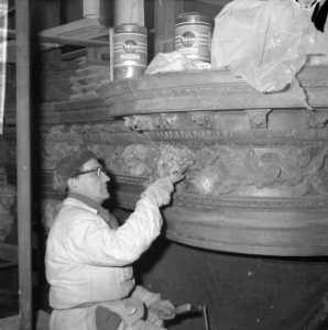Restauratie in de Nieuwe Kerk op de Dam, een schilder aan het werk, Bestanddeelnr 916-2471