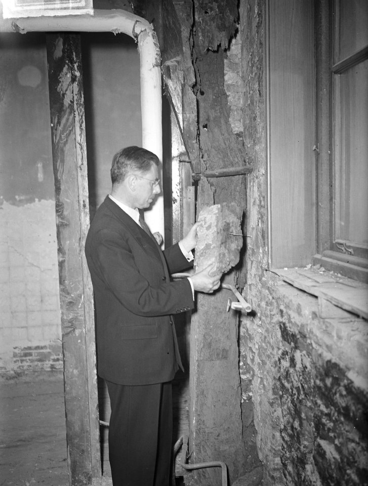 Restauratie Stadhuis Gouda, burgemeester toont verval, Bestanddeelnr 903-6199