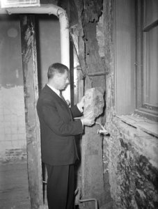 Restauratie Stadhuis Gouda, burgemeester toont verval, Bestanddeelnr 903-6199