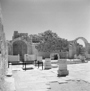 Resten van de oude stad Avdat. Ruine van de St. Theodoruskerk met zicht op het l, Bestanddeelnr 255-3321