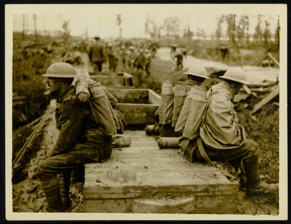 Resting whilst on a trip to the trenches, with mortars for the Boches., Bestanddeelnr 158-1442